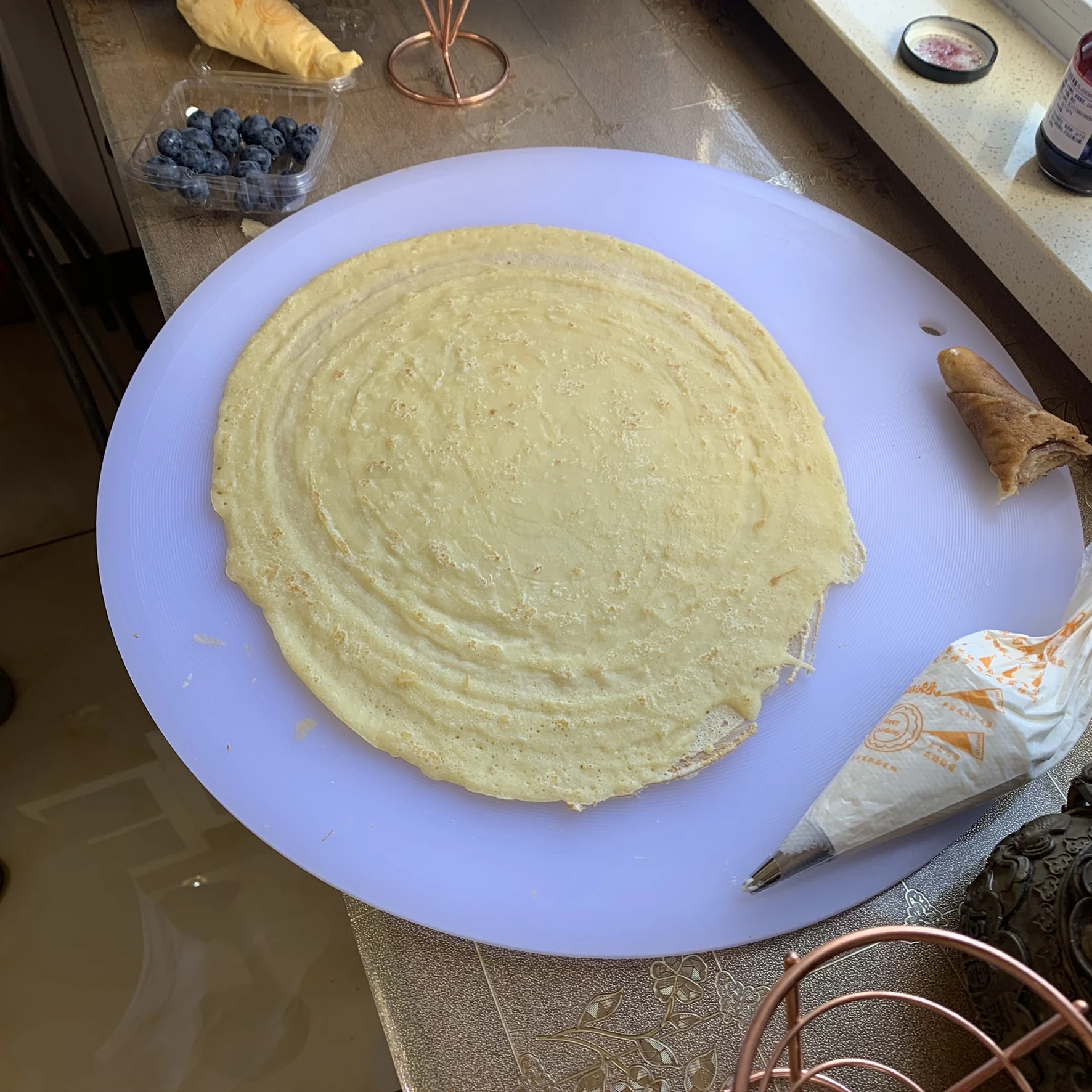 餐桌上的可丽饼与制作食材