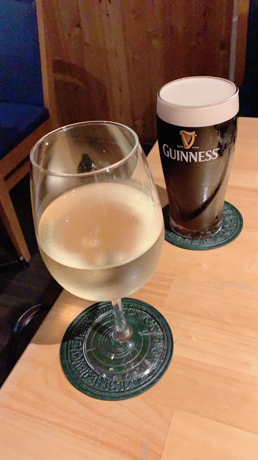 桌上两杯不同的酒饮