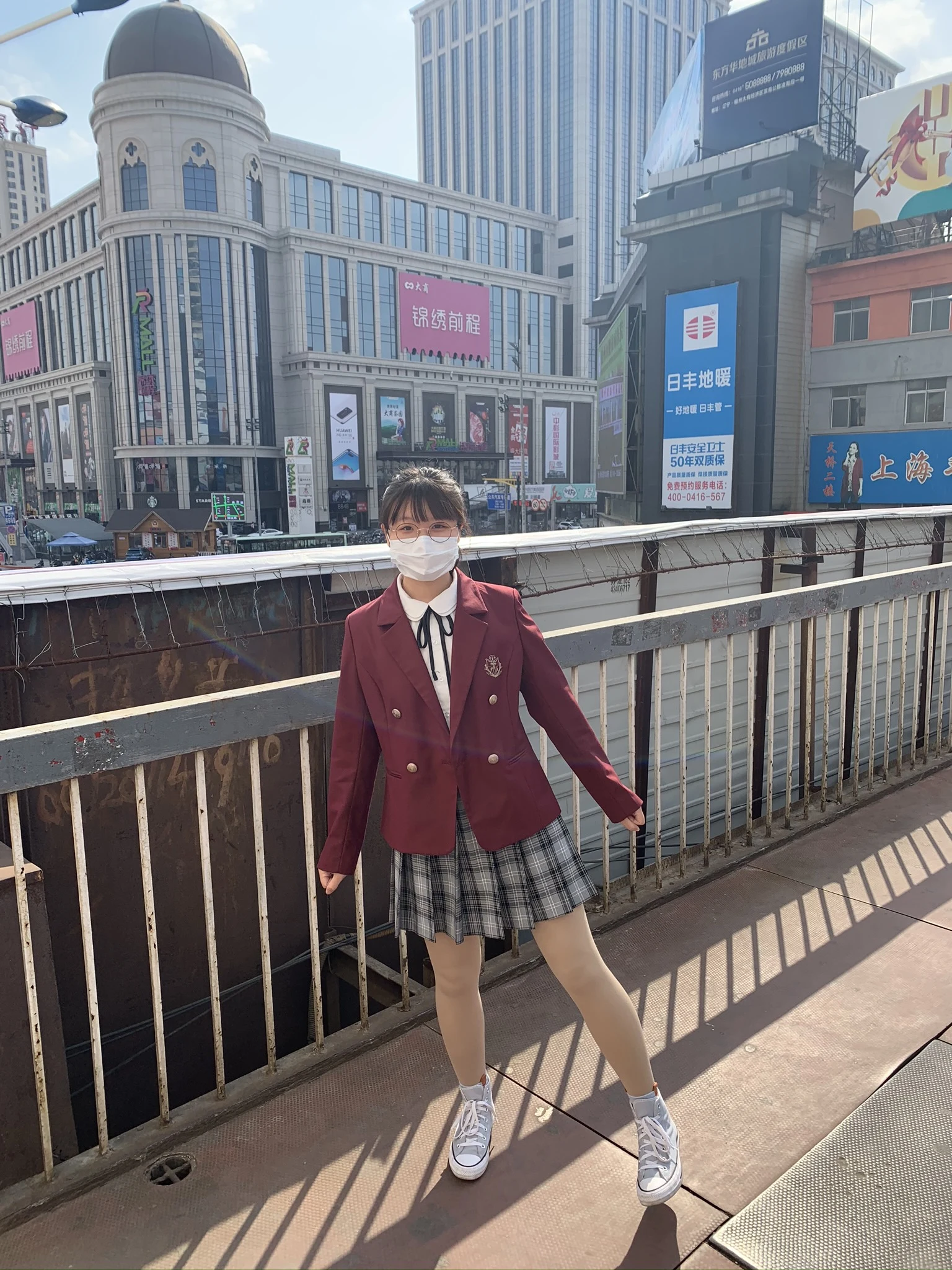 城市步道上戴着口罩的宋昱璇