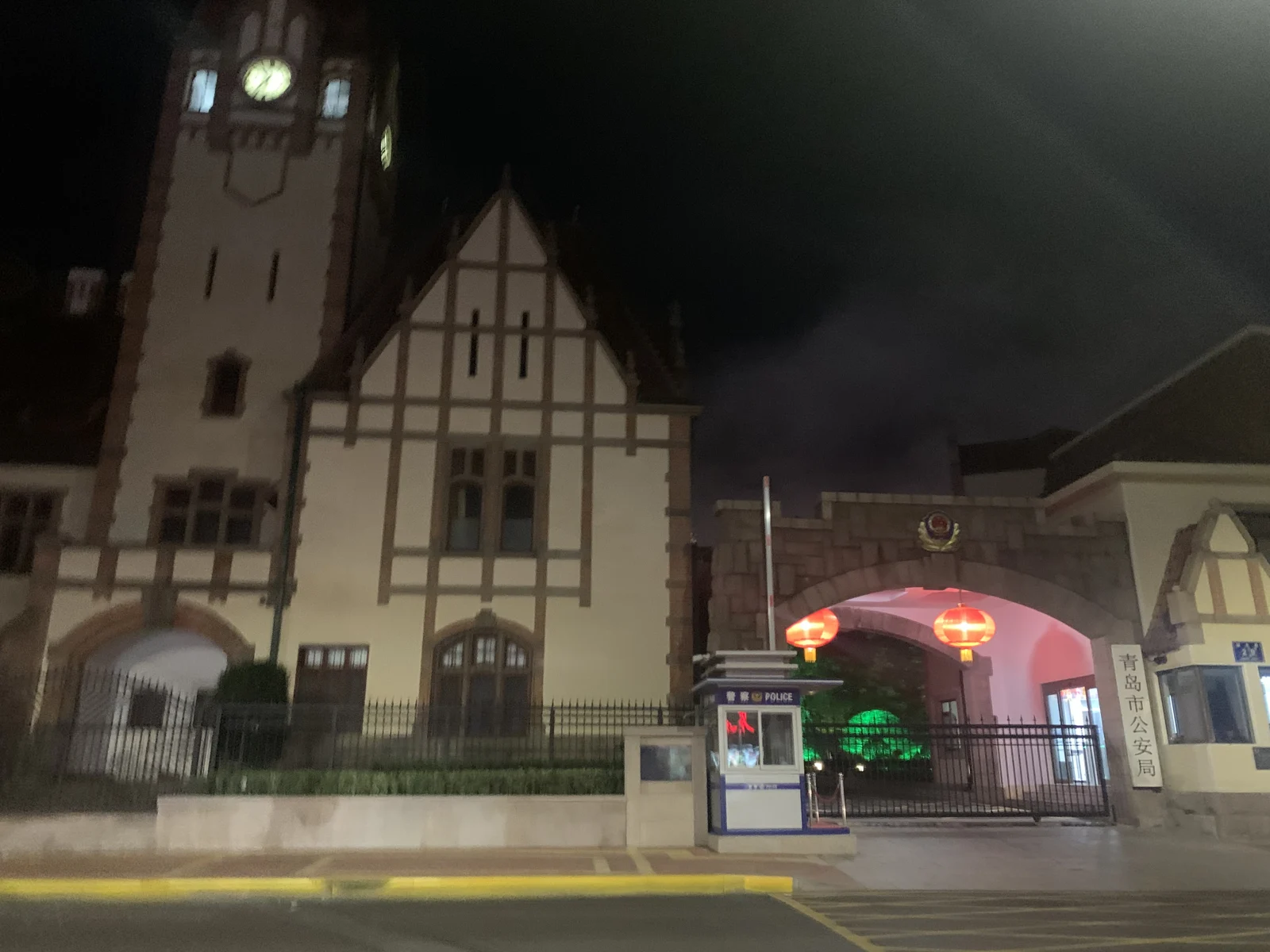 夜晚亮着灯的街边建筑